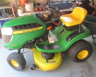 D110 John Deere Riding Lawnmower