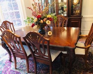 Stunning Thomasville dining table with 8 chairs and two leaves