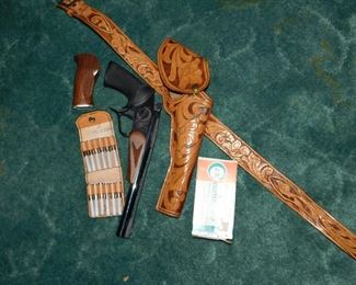 THOMPSON-CENTER ARMS .357 CONTENDER/HOT SHOT
Interchangeable barrels on frame. Frame fitted with Pachmyer grips and hammer extender. .357 mag bull barrel with vented rib, internal choke.