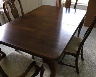 Gorgeous dining room table w pads and more 