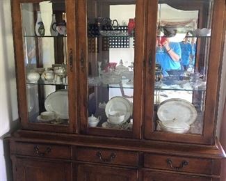 Gorgeous hutch in very good condition 