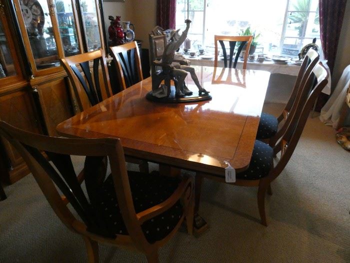 Thomasville dining table, 6 chairs, two leaves.  Will be $600 on Sunday