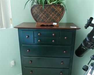 Queen 4 poster bed, 2 night stands, tall dresser, long dresser and mirror all hunter green color (no mattress) Sunday's price for all is $220