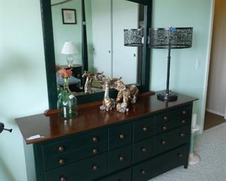 Queen 4 poster bed, 2 night stands, tall dresser, long dresser and mirror all hunter green color (no mattress) Sunday's price for all is $220