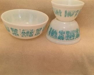 Vintage Pyrex “Amish Butterprint” Cinderella stack of three mixing bowls 