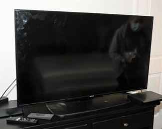 1 1/2 YEAR OLD SONY SMART HD TELEVISION WITH ORIGINAL VOICE REMOTE