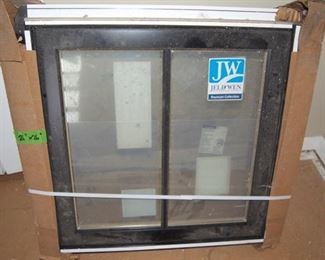 $100 -- Jeld-Wen 26" x 26" Window