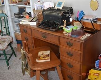 Vintage Underwood Typewriter
Vintage desk
Vintage vanity stool