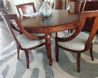 ETHAN ALLEN ROUND DINING TABLE WITH 6 CHAIRS & 1 LEAF.   TABLE WITH LEAF MAKES OVAL TABLE TO ACCOMMODATE THE 6 CHAIRS.  ROUND TABLE ONLY HOLDS 4 CHAIRS.