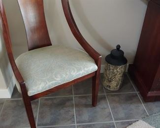 ONE OF 6 DINING CHAIRS THAT SELL WITH TABLE AS A SET