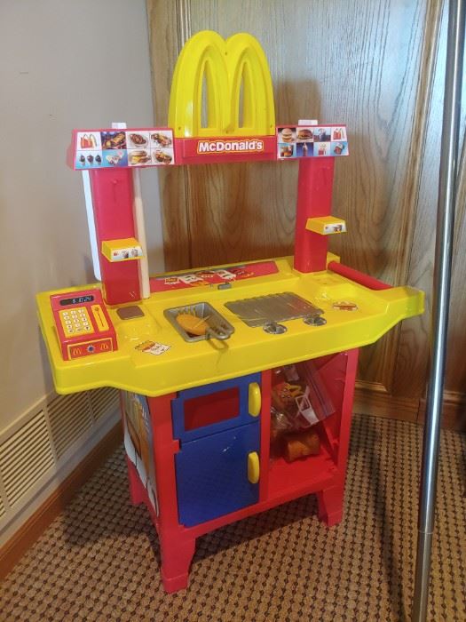 RAR 2002 BY MCI...MCDONALDS INCORPORATED.  DRIVE THRU PLAY SET.   MISSING A FEW PIECES 