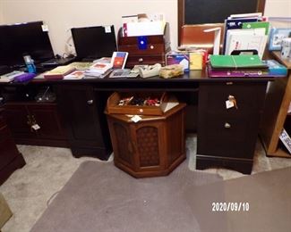 desks & office supplies