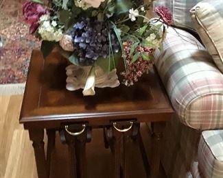 Gordon’s Side Table With 2 Removable Tables & Floral Arrangement 