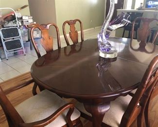 American Drew, Queen Anne style dining room table and 6 chairs.  Matches china cabinet.