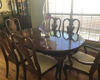 American Drew, Queen Anne style dining room table and 6 chairs.  Matches china cabinet.
