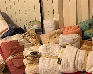 Assorted Linen, Sheets & Pillow Cases, Pillows, Towels/Beach, Throw Blankets