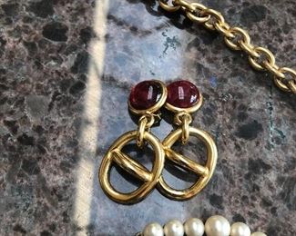 Authentic Gucci Vintage GG Red stone, glass earrings clip-on 1192 Goldtone 