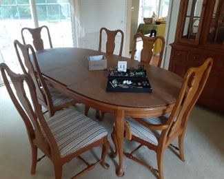 Bernhardt  Oak Oval dining table with 6 chairs 2 leaves $200