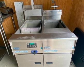 Solstice Supreme 12 gallon pasta cooker with 10 gallon pasta rinse station
Pitco Frialator model SSPE14. SSRS14