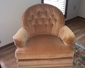 Vintage Woodmark Club swivel/rock chair Set of 2