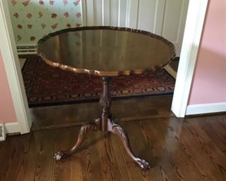 Hickory Chair Tilt Top Pie Crust Table