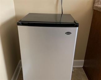 #31	sanyo stainless dorm frig 	 $75.00 
