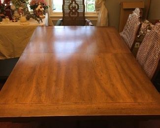 Dining room table in excellent condition, 2 arm chairs and 4 regular chairs, leather seats, 2 leaves and table pad