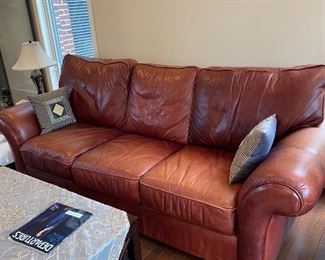 $450 MILANO LEATHER COGNAC BROWN 3 PILLOW SOFA / COUCH FROM ART VAN
94”L x 37”D x 36”H
