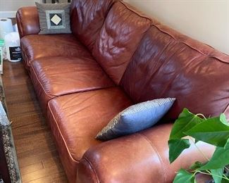 $450 MILANO LEATHER COGNAC BROWN 3 PILLOW SOFA / COUCH FROM ART VAN
94”L x 37”D x 36”H
