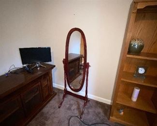 $65 OVAL FLOOR MIRROR 
23”W x 20”D x 59.5”H