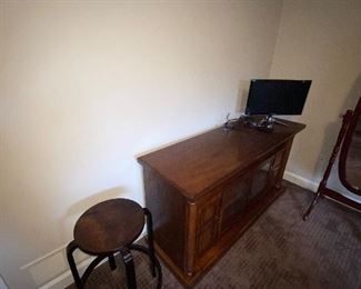 $250 WOOD AND GLASS TV STAND 
60”L x 19.5””D x 30”H