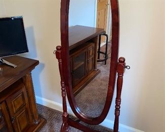 $65 OVAL FLOOR MIRROR 
23”W x 20”D x 59.5”H
