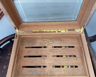 $60 CIGAR BOX / CEDAR WOOD HUMIDOR