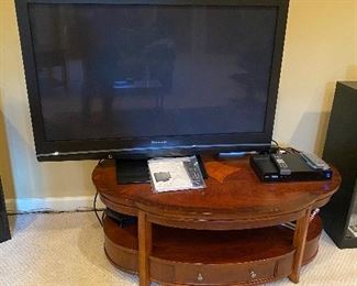 $90 OVAL COFFEE TABLE WITH DRAWER
50”L x 32”W x 20”H