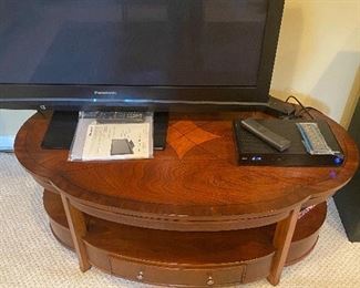 $90 OVAL COFFEE TABLE WITH DRAWER
50”L x 32”W x 20”H