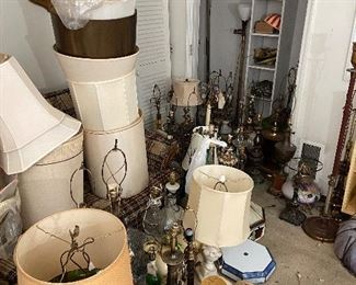 Hundreds of lamp bases some Tiffany - and tiffany style - Lamp parts and shades