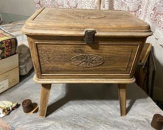 sewing box with legs (Full)