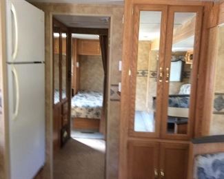 HORNET TRAILER REFRIGERATER/CUPBOARD