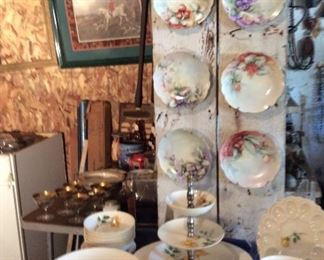 SET OF CHINA/DECORATIVE WALL PLATES