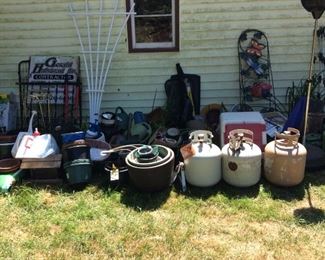 MISC.GARDEN ITEMS/PROPANE TANKS/OLD METAL SIGN/GARDEN TRELIS