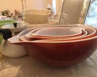 Pyrex Cinderella Bowls
Nesting set of 4
Pattern: Autumn Harvest