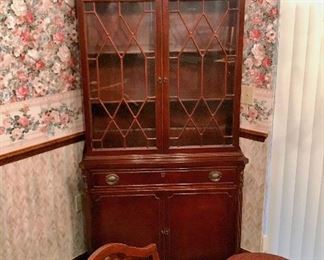 Duncan Phyfe Style, Federal with a Bonnet top
China Cabinet Mahogany 1940’s