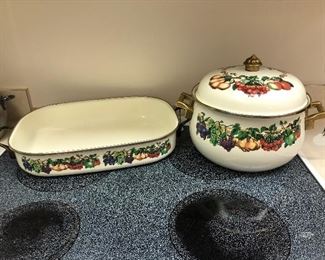 Vitroceramic casserole pan and lidded pot.