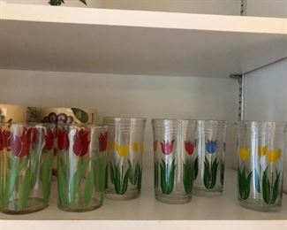 Juice glasses with little tulips
