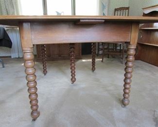 4 leaves will make this a great holiday table & it;s cool