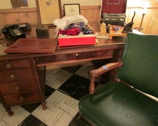 Lincoln Desk the top comes off for an oh so easy move