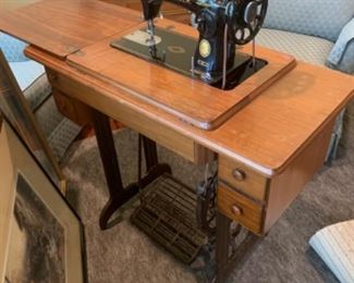 Antique Singer sewing machine in cabinet. 