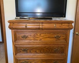 Vizio 36" TV & Eagle Industries Solid Oak 6-Draw Dresser