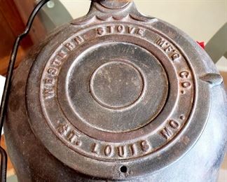 #45 - Western Stove Mfg. Co. Cast Iron Kettle