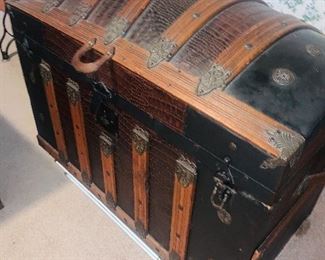 steamer hump back trunk